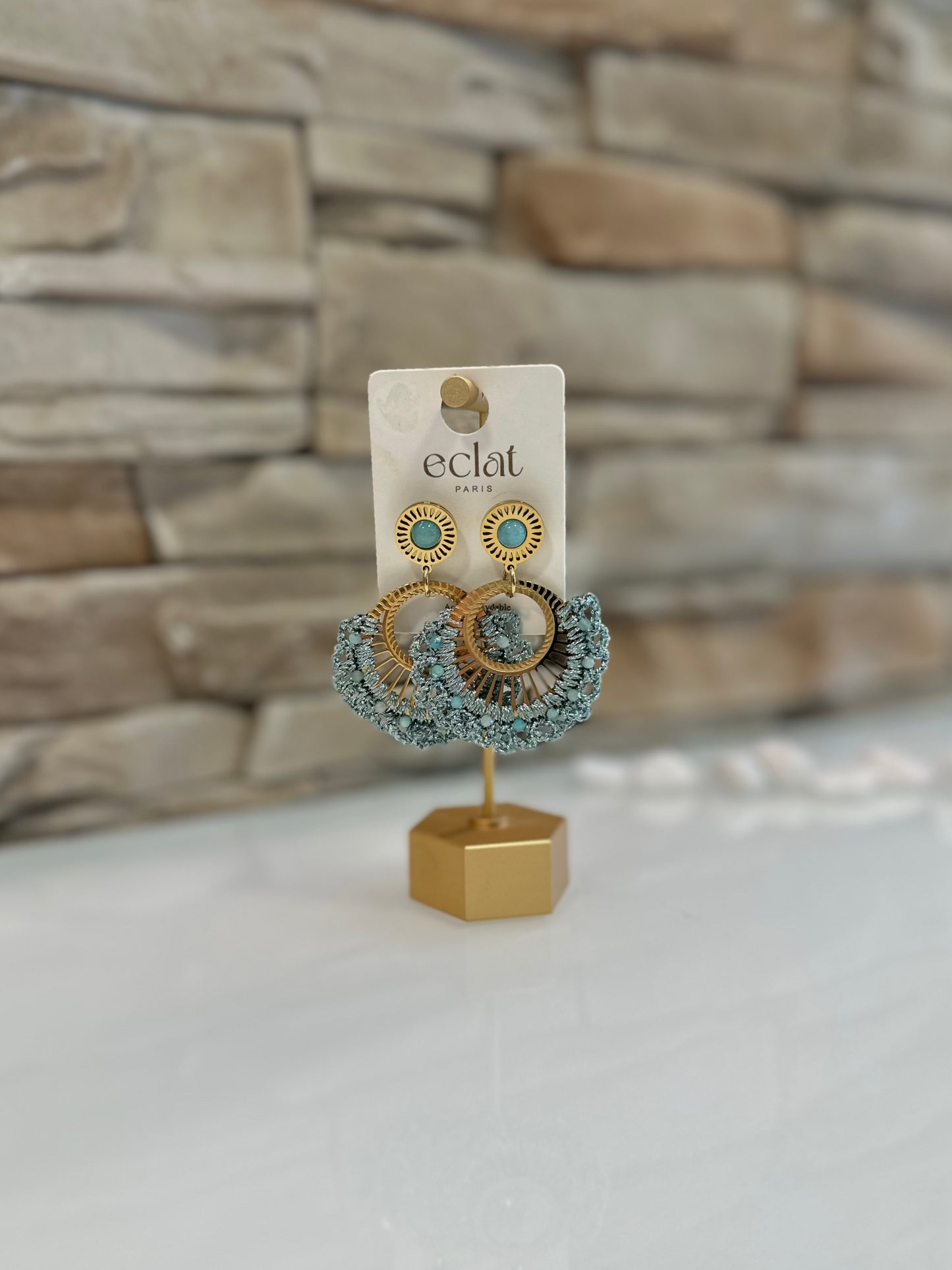 Boucles d'oreilles pendantes dorées et bleu irisé