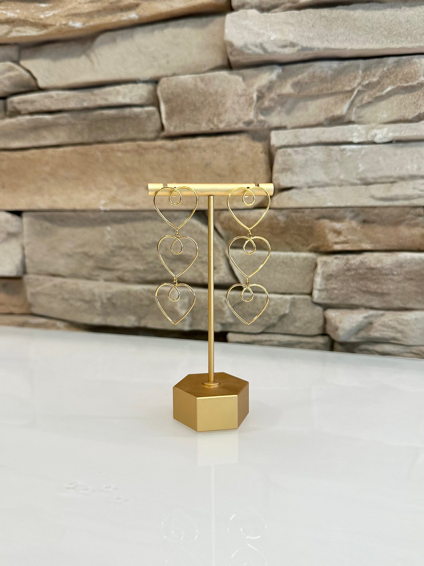 Boucles d'oreilles avec des coeurs dorées en acier inoxydable