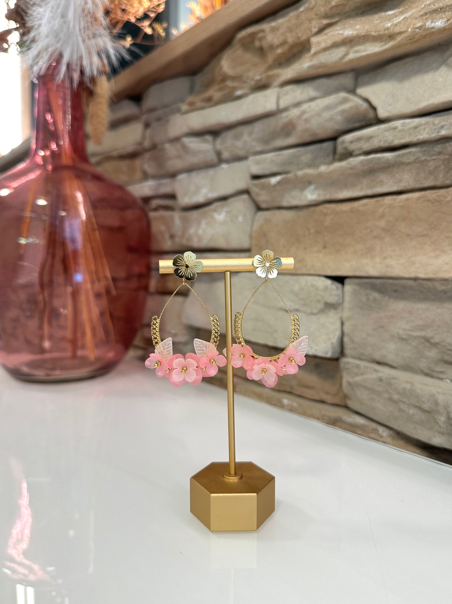 Boucles d'oreillles dorées avec des fleurs roses en acier inoxydable