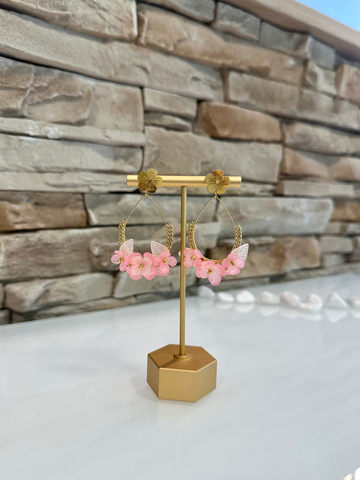 Boucles d'oreillles dorées avec des fleurs roses en acier inoxydable