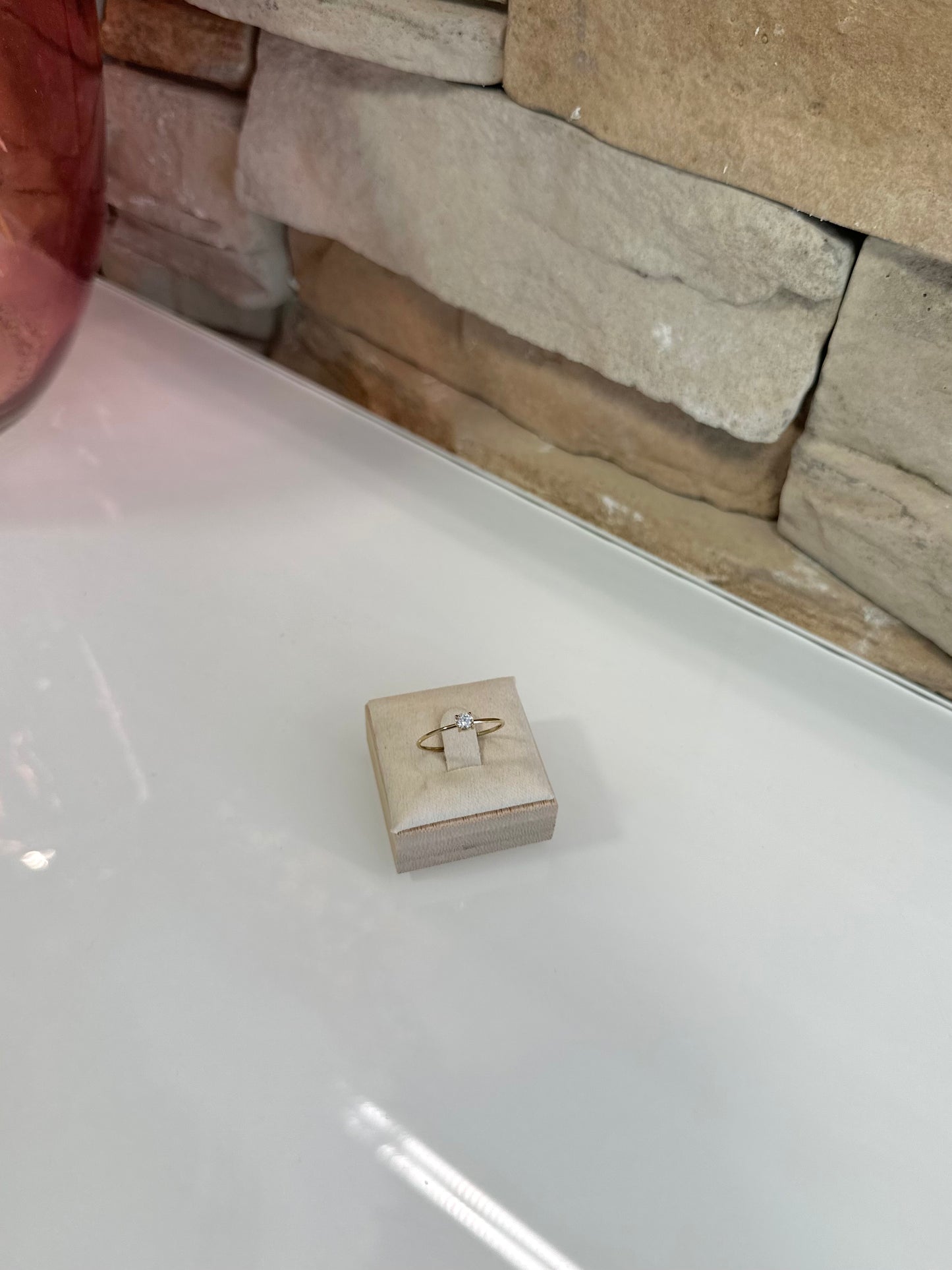 Bague en acier inoxydable avec une pierre brillante