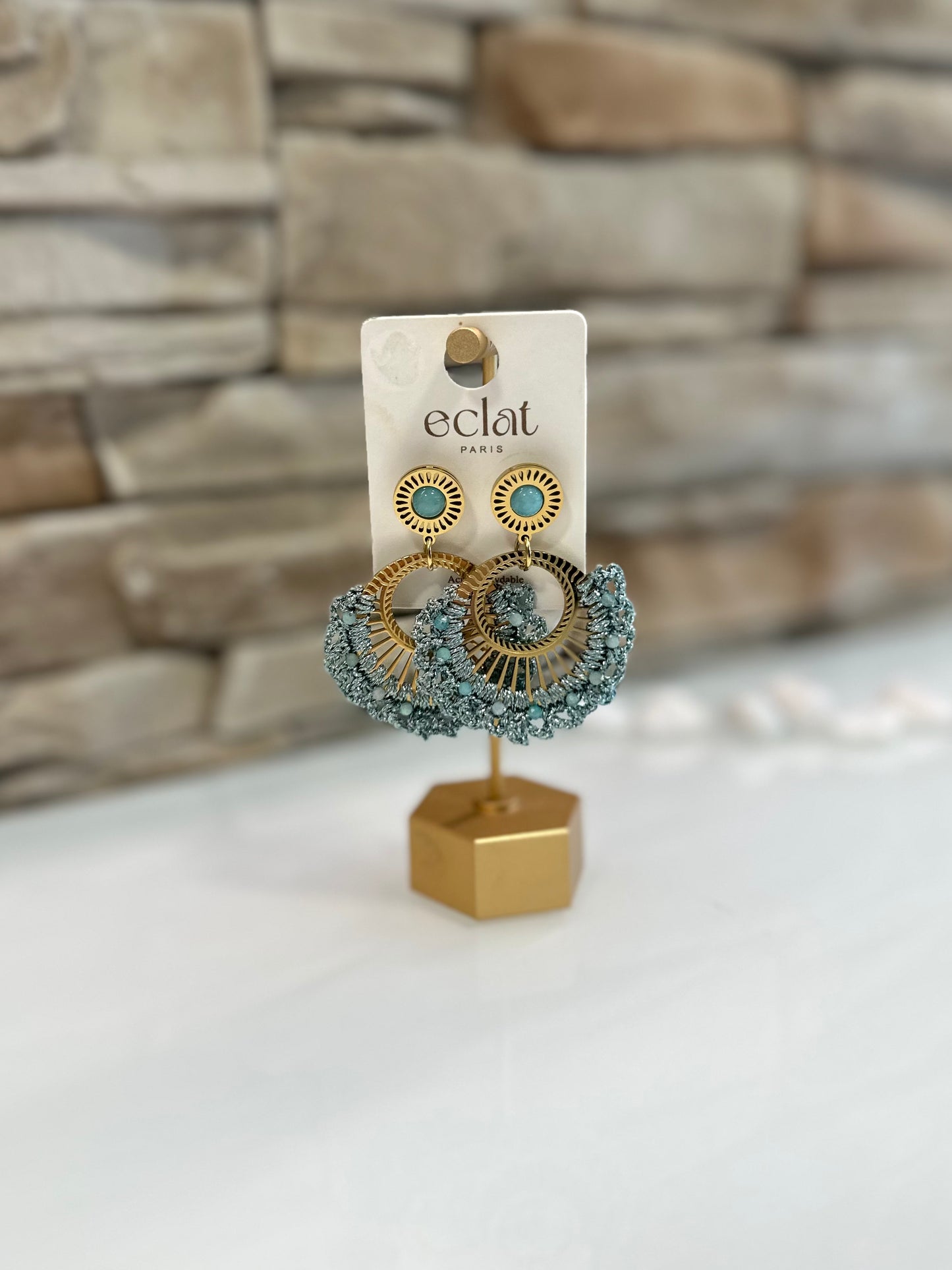 Boucles d'oreilles pendantes dorées et bleu irisé